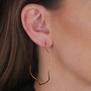 Argola Dourada Ondulada Assimétrica